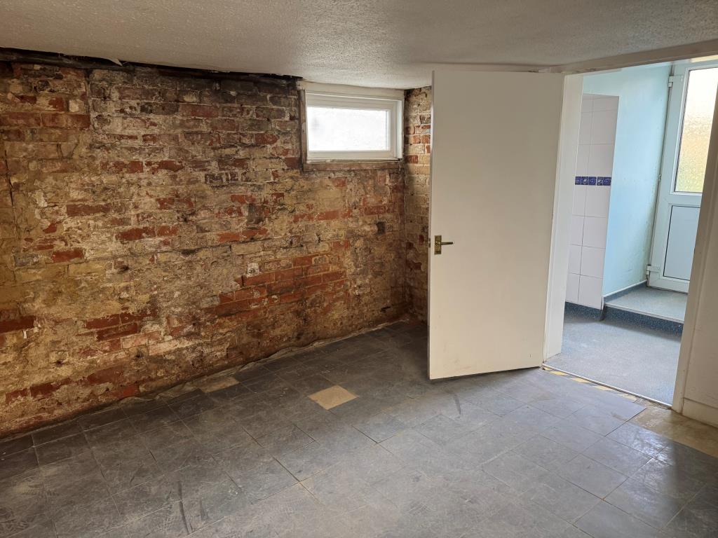 Lot: 110 - TOWN CENTRE HOUSE FOR IMPROVEMENT - Looking Diagonally Across the Kitchen